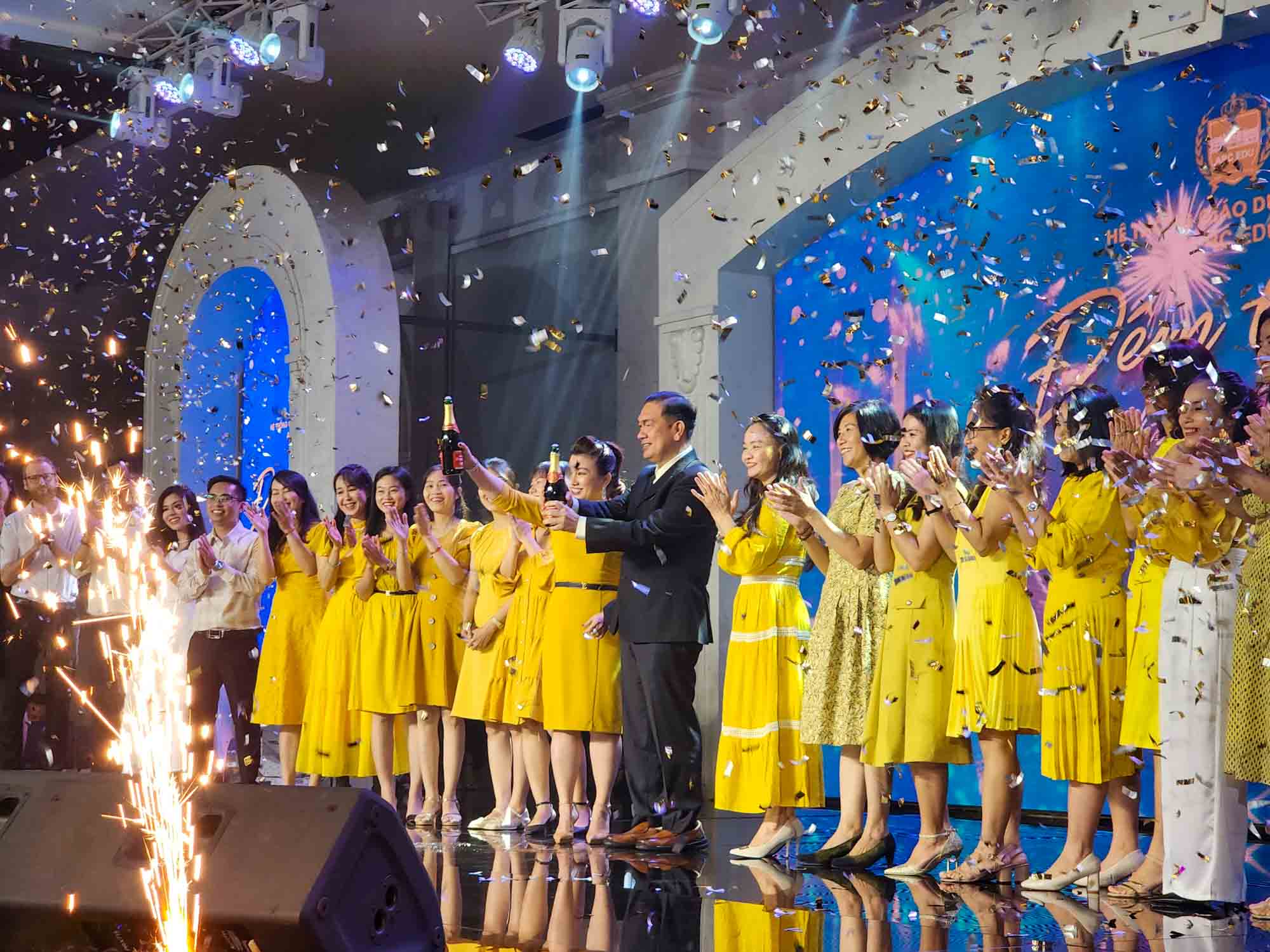 Buổi lễ mừng ngày nhà giáo Việt Nam diễn ra thành công