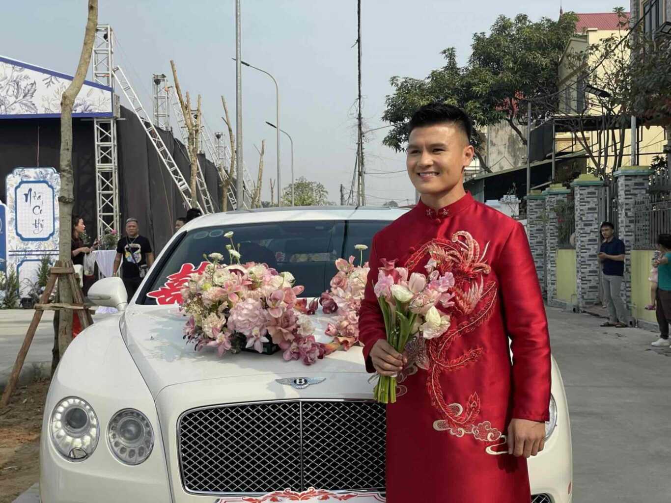 Quang Hải đón dâu bằng siêu xe sang Bentley