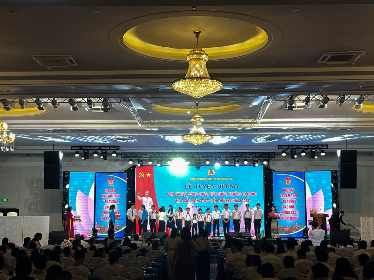 Trao thưởng cho các em học sinh giỏi - có thành tích xuất sắc